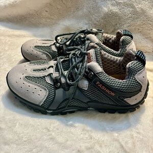 NEW Athletic Shoes Men’s Size 44 EU / 10 US Fashion Sport Grey Black Running NIB